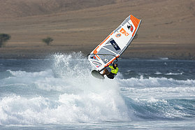 CV08 wv Peter Volwater throws an air Peter Volwater throws an air