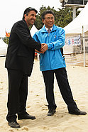 PWA Chairman Jimmy Diaz shakes hands with the mayor Ulsan