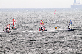 K12 sl Williams first round the mark Williams first round the mark