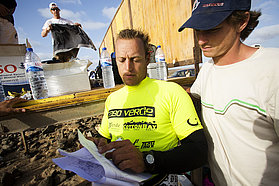 CV08 ls Volwater checks his sheets Volwater checks his sheets