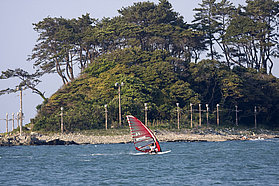 Akinori Goshi cruises past the island