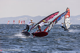 Foil slalom action 00461