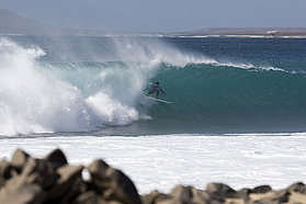Kauli Seadi surfing