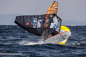 Foil slalom action 00443