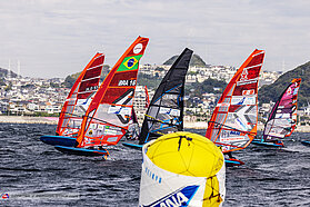 Foil slalom action 00409