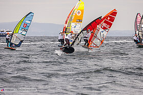 Foil slalom action 00475