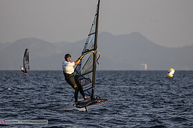 Setting up for the gybe