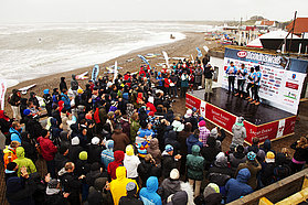 KM11 ls The crowds gather The crowds gather