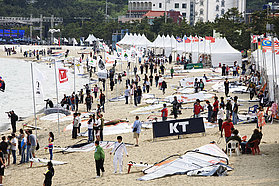 The crowds gather for the fun race