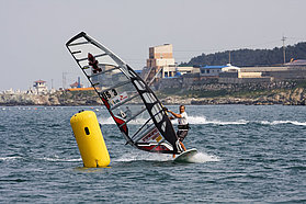 K08 sl Pritchard at the first mark Pritchard at the first mark