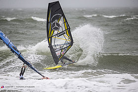 Campello attacks the wave