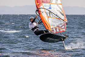 Foil slalom action 00449