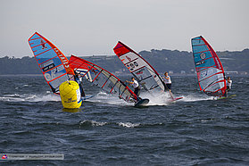 Iachino rounds the mark