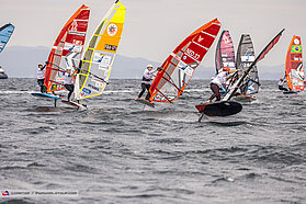 Foil slalom action 00476