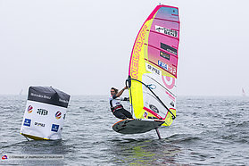 Albeau rounds the mark