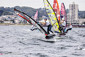Foil slalom action 00426