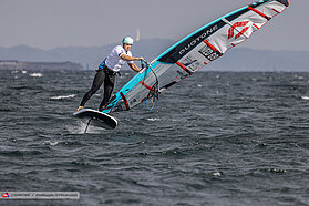Foil slalom action 00440