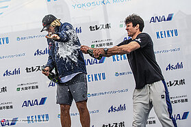 Enrico sprays Maciek