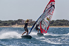 Quentel cranks the gybe