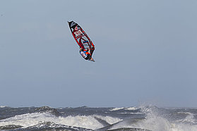 Stalled forward from Leon Jaemar