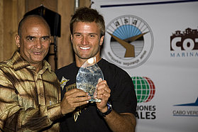 CV08 ls Kauli collects his trophy Kauli collects his trophy