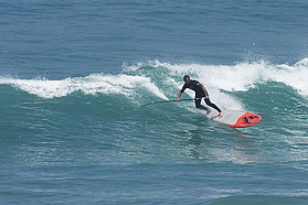 Albeau paddle surfs