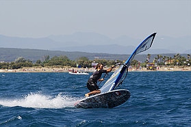 Smooth gybe from Albeu