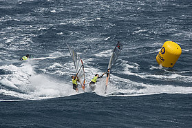 Finian Maynard cuts across Pieter Bijl