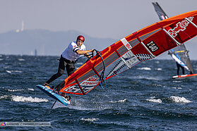 Foil slalom action 00431