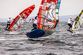 Foil slalom action 00478