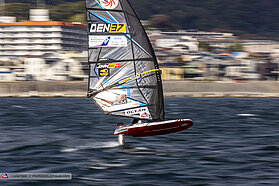 Foil slalom action 00448