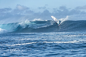Victor gouges a  pefect Fiji wall