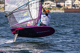 Foil slalom action 00432