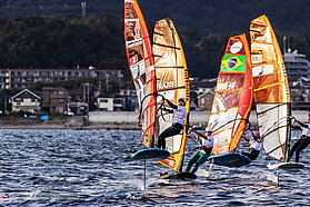 Foil slalom action 00500