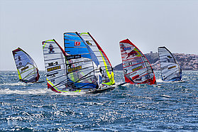 CB12 sl Williams in the thick of the pack Williams in the thick of the pack