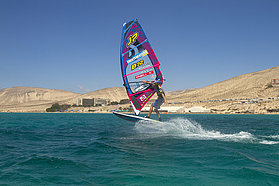 Steven Van Broeckhoven warms up