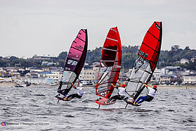 Foil slalom action 00424