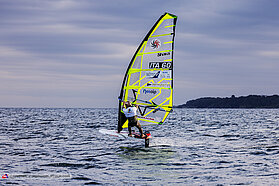 Foil slalom action 00504