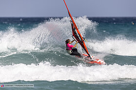 Lina ripping the waves 0062