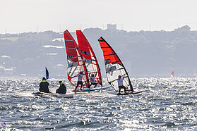 Foil slalom action 00454