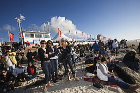 The Sylt crowds pack the shorline