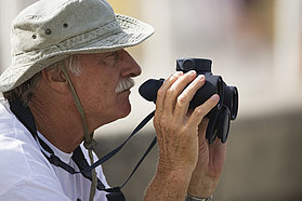 GC07 ls Dunkerbeck senior checks the action Dunkerbeck senior checks the action