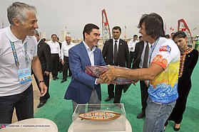 Jimmy Diaz exchanges gifts with the President of Turkmenistan
