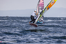 Foil slalom action 00446