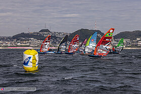 Foil slalom action 00408